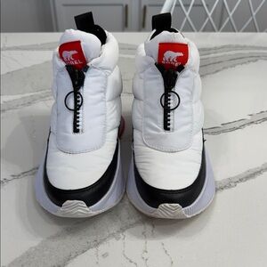 Sorel Out N About Puffy Waterproof Boots White and Black Zip-Up 7.5